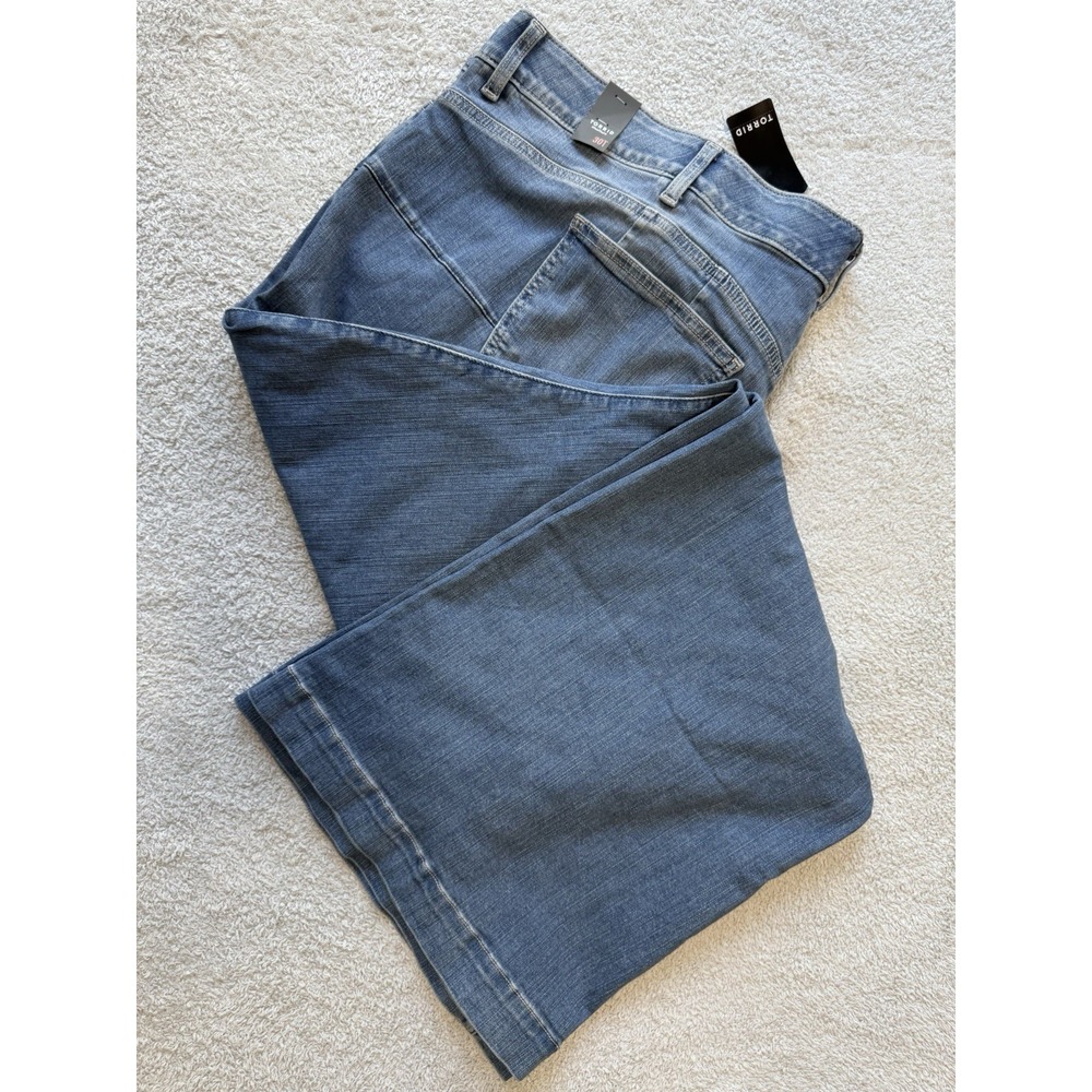 NWT‎ Torrid Medium Wash Bombshell Flare Premium Stretch Denim Jeans Womens 30T